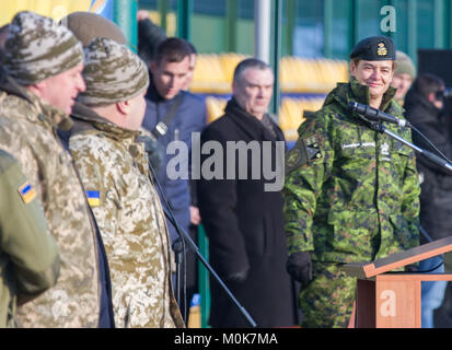 Julie Payette, der Generalgouverneur von Kanada Adressen eine Gruppe von US-, Ukrainisch und kanadische Truppen im Rahmen einer Zeremonie in der yavoriv Combat Training Center (CTC) Hier 14.01.18. Stockfoto