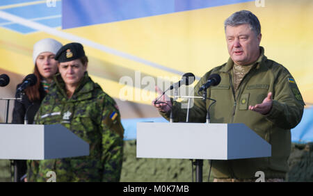 Der Präsident der Ukraine Petro Poroschenko und Julie Payette, der Generalgouverneur von Kanada Adressen eine Gruppe von US-, Ukrainisch und kanadische Soldaten, während einer Zeremonie an der Yavoriv Combat Training Center (CTC) Hier 14.01.18. Stockfoto