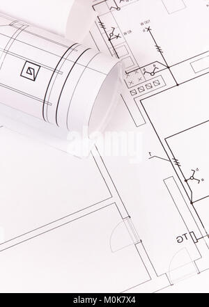 Rollen von Diagrammen oder elektrischen Konstruktionszeichnungen für den Einsatz im Ingenieur Jobs, Technologie Konzept Stockfoto