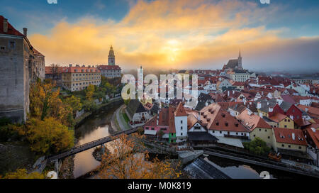 Panoramablick auf die historische Stadt Krumau mit dem berühmten Schloss Cesky Krumlov, UNESCO-Weltkulturerbe seit 1992, bei Sonnenaufgang im Herbst Stockfoto