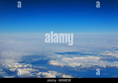 Luftbild Schnee und misty Horizon Travel Concept und Winterurlaub auf weiss verschneiten Berge Blick aus dem Flugzeug berge schnee himmel wolken Stockfoto