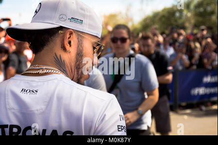 MELBOURNE, Australien - März 25: Lewis Hamilton Autogramme für die Fans während der 2017 Formel 1 Rolex Grand Prix von Australien, Australien im März Stockfoto