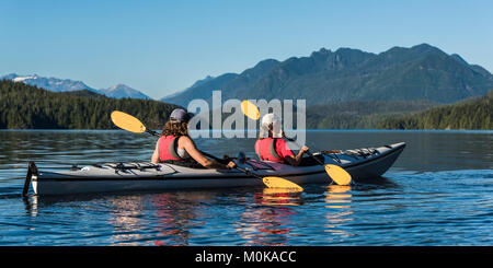 Kajak im Clayoquot Sound, Vancouver, Insel, Tofino, Britisch-Kolumbien, Kanada