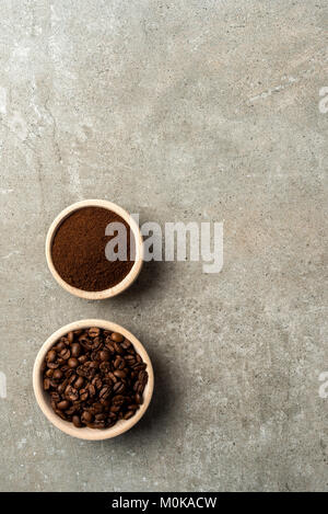 Geröstete Kaffeebohnen in hölzernen Schüsseln Stockfoto