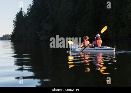 Kajak im Clayoquot Sound, Vancouver, Insel, Tofino, Britisch-Kolumbien, Kanada Stockfoto