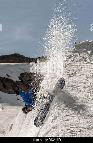 Eine professionelle Snowboarder auf einem scharfen Hang in Squaw Valley Ski Resort, Peace Park 2013; Olympic Valley, Kalifornien, Vereinigte Staaten von Amerika Stockfoto