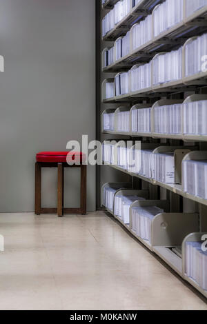 Rote Hocker neben Dokumente in einer Bibliothek; Connecticut, Vereinigte Staaten von Amerika Stockfoto