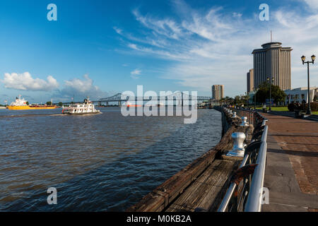 New Orleans, Louisiana - Juni 17, 2014: Blick auf den Mississippi River mit Booten von der Stadt New Orleans riverfron, mit der großen New Orleans Br Stockfoto