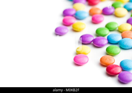 Bunte Schokolinsen auf weißem Hintergrund. Stockfoto