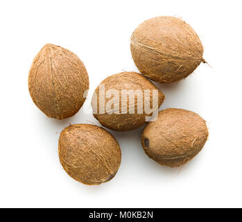 Die ganze Kokosnüsse auf weißem Hintergrund. Stockfoto