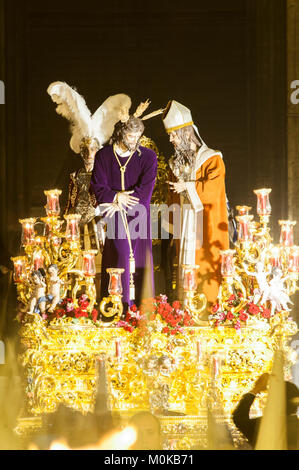 Float von Christus der Bruderschaft der Gonzalo' in der Kathedrale von Sevilla während seiner Bußweg am Heiligen Montag. Stockfoto