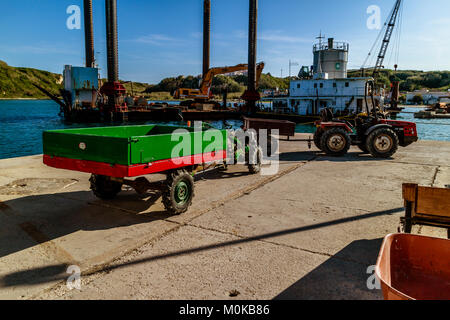 Trolley am Kai warten waren von der Fähre, Susak, Kroatien zu sammeln. Mai 2017. Stockfoto