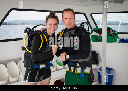 Taucher an Bord eines Bootes, für die Kamera posieren, Negril, Jamaika Stockfoto