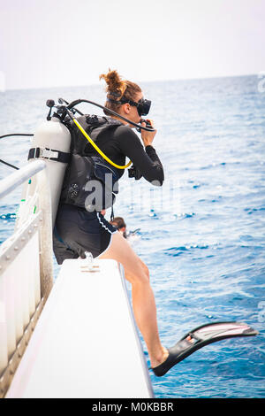 Weibliche Taucher tun riesigen Fortschritt aus dem Tauchboot, Negril, Jamaika Stockfoto