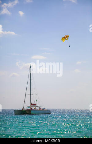 Großen Katamaran und parasailer auf offenen tropischen Wasser; Negril, Jamaika Stockfoto