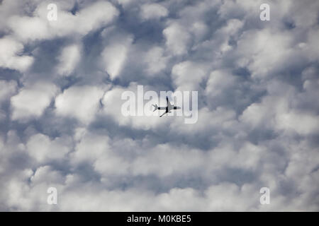 Verkehrsflugzeuge in den Wolken; Brampton, Ontario, Kanada Stockfoto