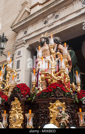 Farbfoto Der prozessionsweg Ausfahrt von float Christi von der Bruderschaft der "Jesús Despojado" seiner Kapelle am Palmsonntag. Stockfoto