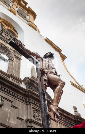 Float Christi von der Bruderschaft der 'Santa Cruz' verlassen in einer Prozession von der Kirche zur Heiligen Dienstag. Stockfoto