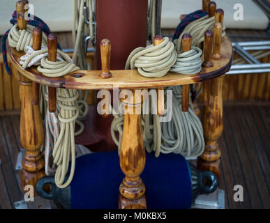 Close-up von gebündelten Seile auf dem Deck eines Segelboot; Montenegro Stockfoto