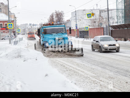 Kasan, Russland - Januar 07, 2018: Autos sauber Schnee auf der Straße Stockfoto