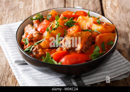 Langsam Eintopf Rind mit Kartoffeln, Karotten, Paprika in pikanter Sauce in einer Schüssel auf dem Tisch. Horizontale Stockfoto