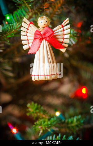 Skandinavische Stroh Engel Weihnachten Ornament hängend an einem Weihnachtsbaum, Waco, Texas, Vereinigte Staaten von Amerika Stockfoto