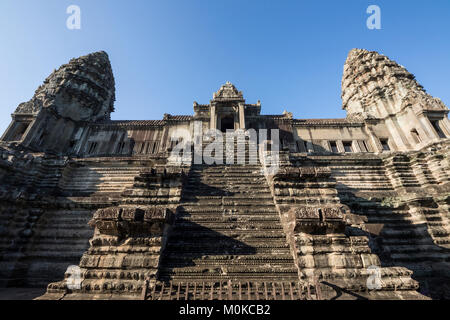 Türme der zentrale Baustein von Angkor Wat, wie sich aus der zweiten Ebene gesehen, Siem Reap, Kambodscha Stockfoto