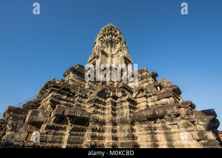 Türme der zentrale Baustein von Angkor Wat, wie sich aus der zweiten Ebene gesehen, Siem Reap, Kambodscha Stockfoto