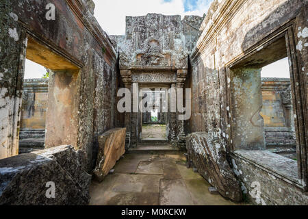 Flachrelief auf dem Architrav im Inneren von GOPURA III, Preah Vihear Tempel Preah Vihear, Kambodscha; Stockfoto