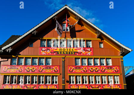 Hotel Säntis mit herrlicher Fassade auf dem Landsgemeindeplatz, Appenzell, Hauptstadt der Kanton Appenzell Innerrhoden, Schweiz Stockfoto