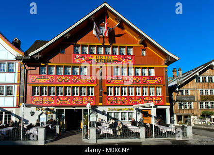 Hotel Säntis mit herrlicher Fassade auf dem Landsgemeindeplatz, Appenzell, Hauptstadt der Kanton Appenzell Innerrhoden, Schweiz Stockfoto
