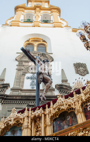 Float Christi von der Bruderschaft der 'Santa Cruz' verlassen in einer Prozession von der Kirche zur Heiligen Dienstag. Stockfoto