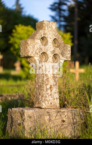 Ein Stein Grabstein in der Form eines keltischen Kreuz in der St. Maria Magdalena Kirche; Mayne Insel, Britisch-Kolumbien, Kanada Stockfoto