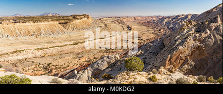 Panoramablick auf die Waterpocket Fold aus dem Streik Tal blicken im Capitol Reef National Park, Utah. Stockfoto