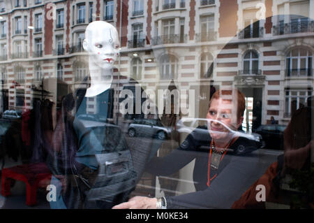 Die Kooples mode bekleidung in der Rue Antoine Dansaert, Brüssel, Belgien. Das Reich der luxuriösen Geschäfte in Brüssel hat einen Namen: die Avenue Louise und Bou Stockfoto