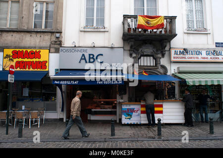 Tapas Restaurant neben dem berühmten Mer du Nord, Brüssel, Belgien. Alle Ansätze aus Edelstahl bar mit Gasöfen, stehen. Stockfoto