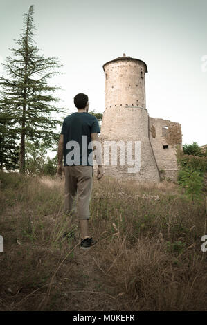 Man beobachtet eine alte Festung vor ihm, als eine Art Trotzreaktion. Italienische Schloss, in der Emilia Romagna Region platziert. Stockfoto