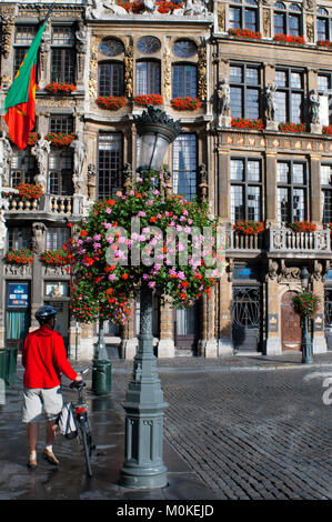 Ein Radfahrer und Hintergrund Gebäude Louve, Sac und Brouette. Grand Place, Brüssel, Belgien. Die louve, Sac und Brouette sind eine Gruppe von Häusern, die in der wer Stockfoto