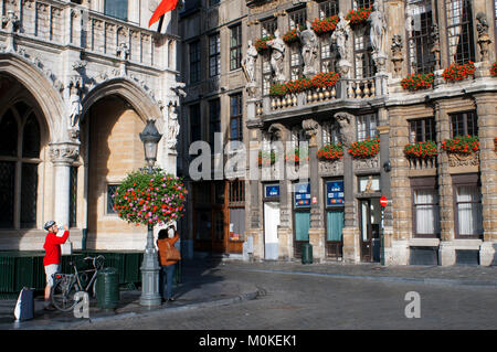 Ein Radfahrer und Hintergrund Gebäude Louve, Sac und Brouette. Grand Place, Brüssel, Belgien. Die louve, Sac und Brouette sind eine Gruppe von Häusern, die in der wer Stockfoto