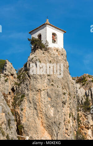 Berühmten Glockenturm Castell de Guadalest. Alicante, Spanien. Stockfoto