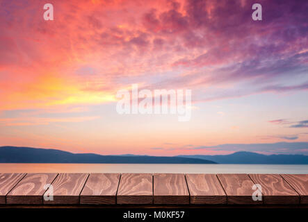 Leere Holztisch mit schönen Sonnenuntergang Hintergrund Stockfoto