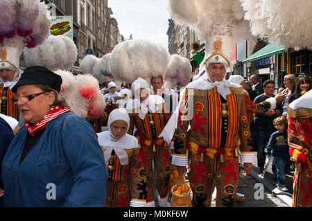 Vorführung der Karneval von Binche Kleider, Brüssel, Belgien. UNESCO-Welterbe Parade Festival. Belgien Stockfoto