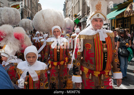 Vorführung der Karneval von Binche Kleider, Brüssel, Belgien. UNESCO-Welterbe Parade Festival. Belgien Stockfoto