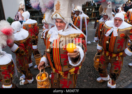 Vorführung der Karneval von Binche Kleider, Brüssel, Belgien. UNESCO-Welterbe Parade Festival. Belgien Stockfoto