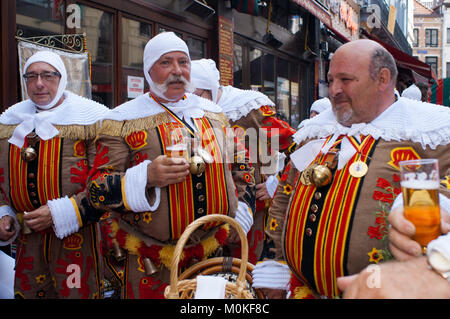 Vorführung der Karneval von Binche Kleider, Brüssel, Belgien. UNESCO-Welterbe Parade Festival. Belgien Stockfoto