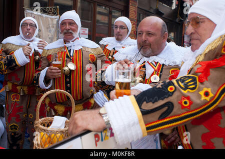 Vorführung der Karneval von Binche Kleider, Brüssel, Belgien. UNESCO-Welterbe Parade Festival. Belgien Stockfoto