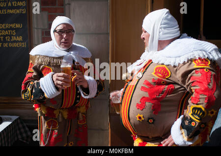 Vorführung der Karneval von Binche Kleider, Brüssel, Belgien. UNESCO-Welterbe Parade Festival. Belgien Stockfoto