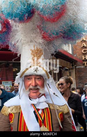 Vorführung der Karneval von Binche Kleider, Brüssel, Belgien. UNESCO-Welterbe Parade Festival. Belgien Stockfoto