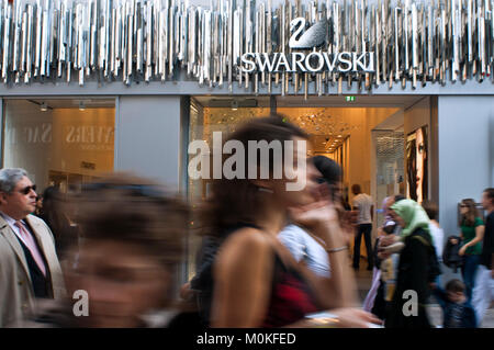 Swarovski mit Swan Logo auf shop in Brüssel, Belgien. Rue Neuve, neue Straße, Brüssel, Belgien. Kommerziellen Bereich. Stockfoto