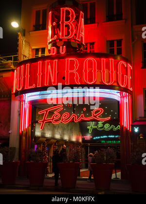 Paris, Frankreich - 7. Januar 2017: Moulin Rouge in der Nacht. Es ist ein berühmtes Kabarett 1889, Position im Viertel Montmartre. Stockfoto